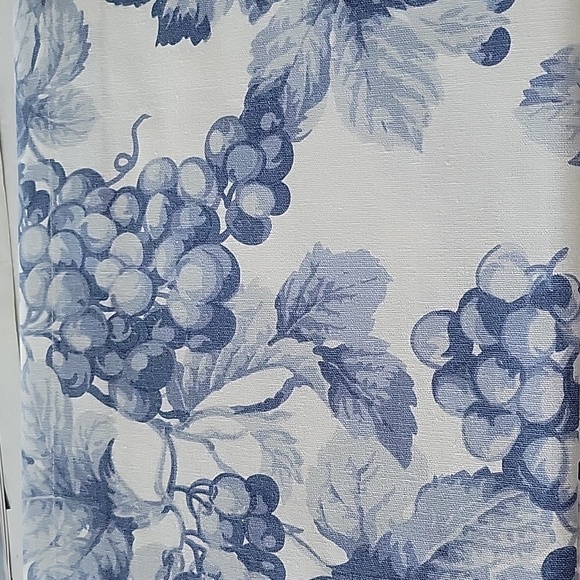 NWT Le Telerie Toscane Blue Grapes Tablecloth Italy 100% Cotton 70"x 70" - Picture 1 of 6